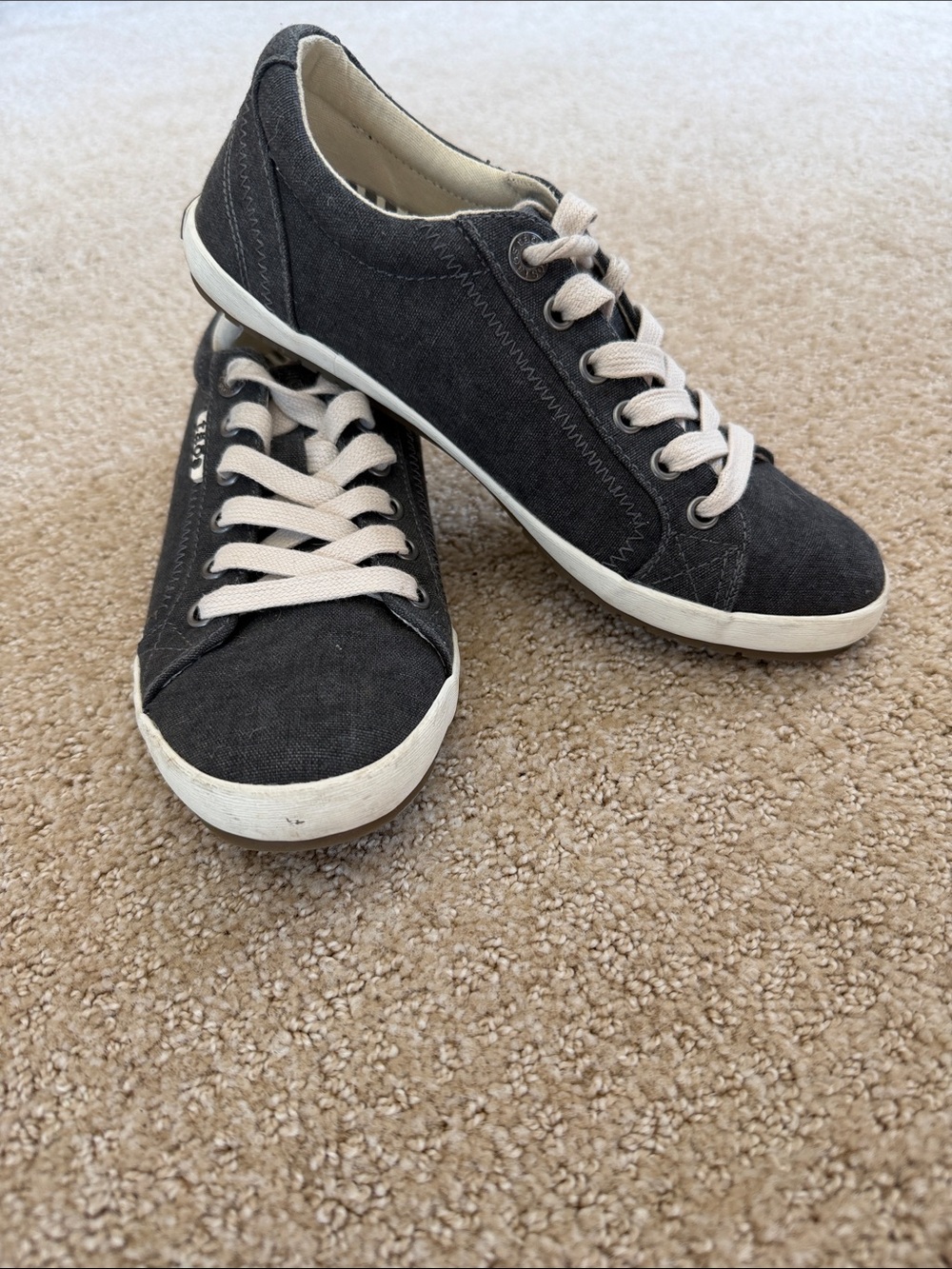 Taos Star Charcoal Wash Canvas Lowtop Sneakers Size 5